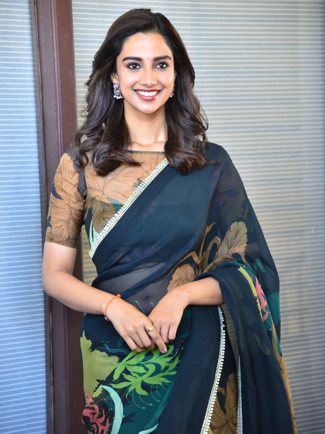 Meenaakshi Chaudhary Mesmerizing Looks in Saree for Sankranthiki Vasthunam Promotions