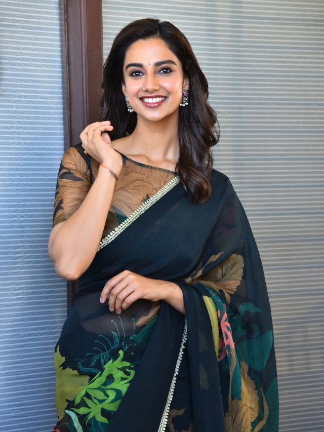 Meenaakshi Chaudhary Mesmerizing Looks in Saree for Sankranthiki Vasthunam Promotions