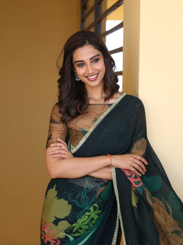 Meenaakshi Chaudhary Mesmerizing Looks in Saree for Sankranthiki Vasthunam Promotions