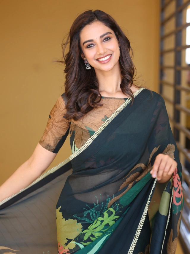 Meenaakshi Chaudhary Mesmerizing Looks in Saree for Sankranthiki Vasthunam Promotions