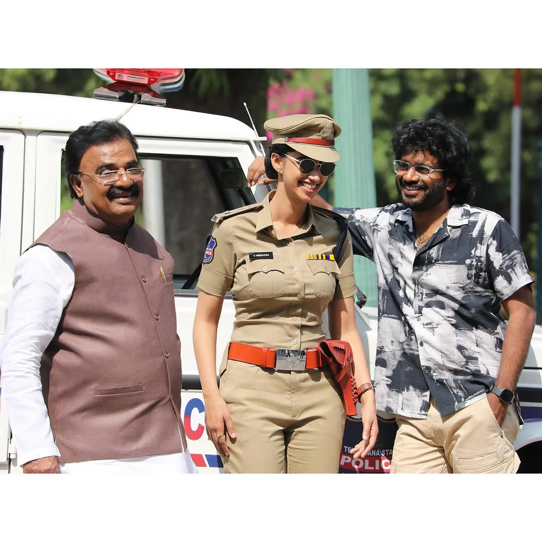 Meenaakshi Chaudhary Shares Sankranthiki Vasthunnam Movie Working Stills