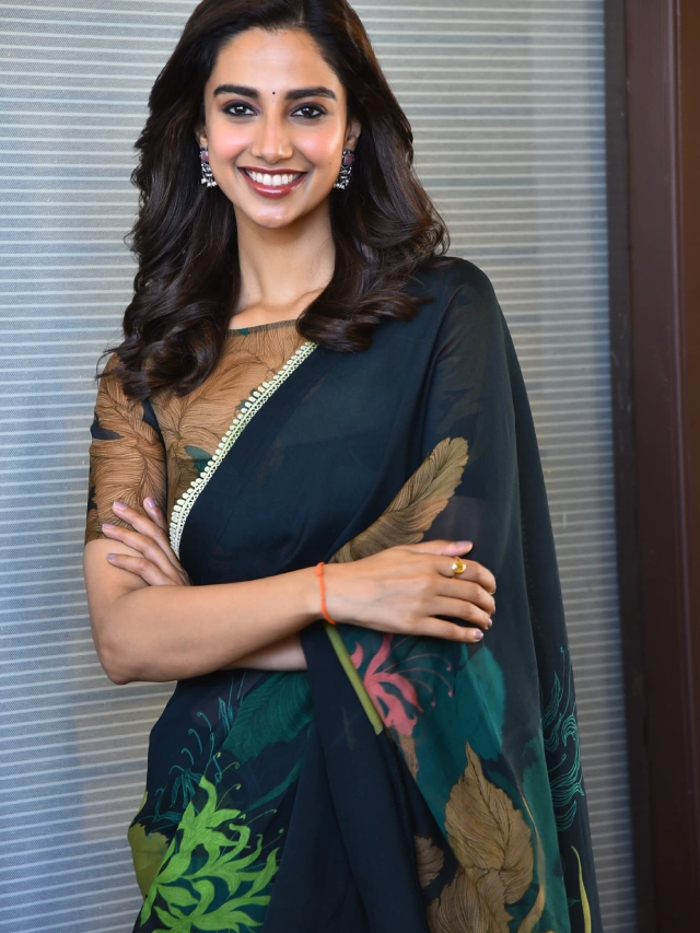Meenaakshi Chaudhary Mesmerizing Looks in Saree for Sankranthiki Vasthunam Promotions