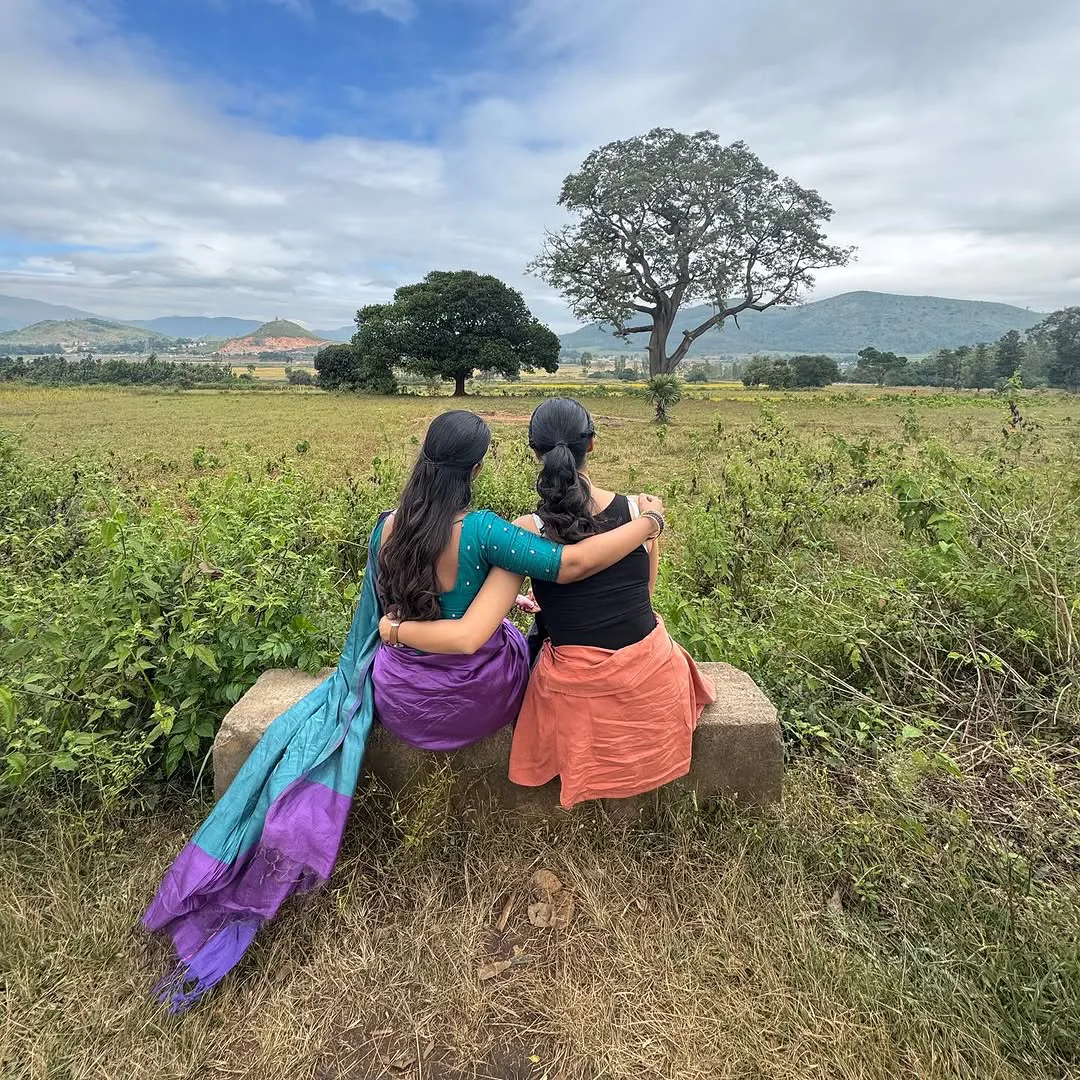 Meenaakshi Chaudhary Shares Sankranthiki Vasthunnam Movie Working Stills