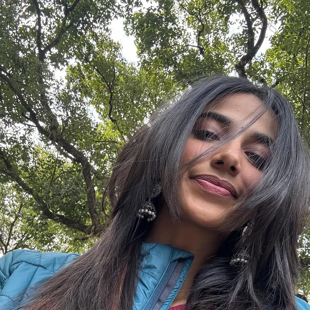 Meenaakshi Chaudhary Shares Sankranthiki Vasthunnam Movie Working Stills