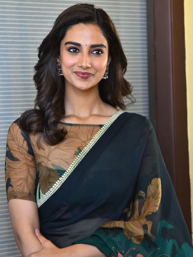 Meenaakshi Chaudhary Mesmerizing Looks in Saree for Sankranthiki Vasthunam Promotions