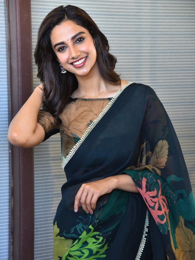 Meenaakshi Chaudhary Mesmerizing Looks in Saree for Sankranthiki Vasthunam Promotions