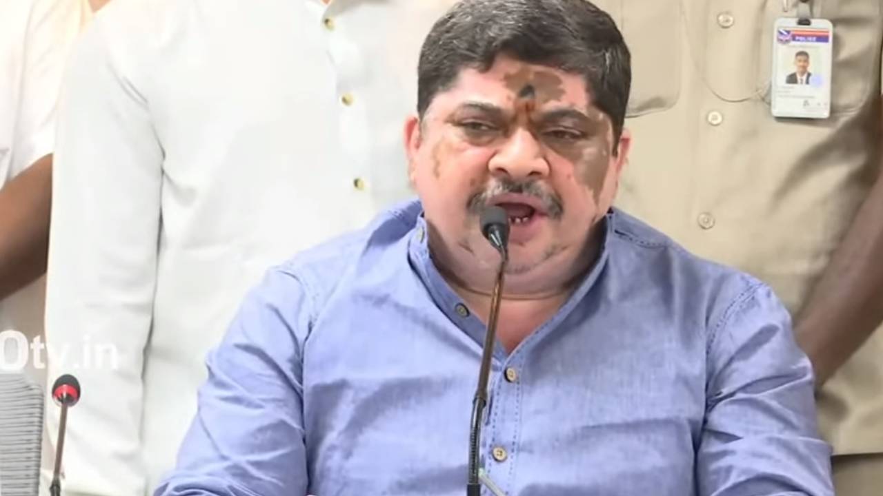ఇద్దరి మధ్య వార్తో కరీంనగర్ కాంగ్రెస్లో గందరగోళం ఇద్దరి మధ్య వార్తో కరీంనగర్ కాంగ్రెస్లో గందరగోళం