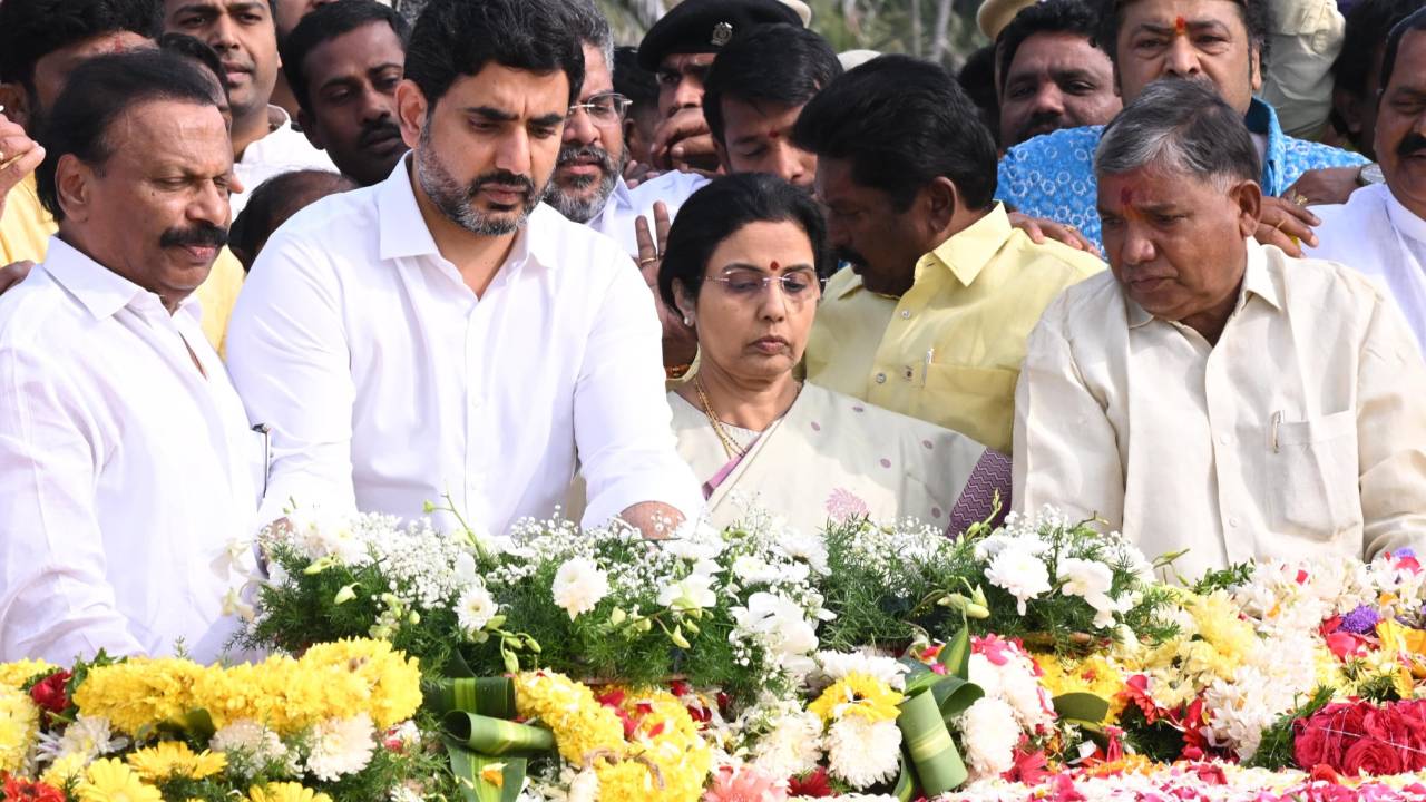 Nara Lokesh: ఎన్టీఆర్ ఘాట్ వద్ద నిర్వహణ లోపంపై మంత్రి నారా లోకేశ్ అసంతృప్తి.. సిబ్బందికి కీలక ఆదేశాలు Nara Lokesh: ఎన్టీఆర్ ఘాట్ వద్ద నిర్వహణ లోపంపై మంత్రి నారా లోకేశ్ అసంతృప్తి.. సిబ్బందికి కీలక ఆదేశాలు