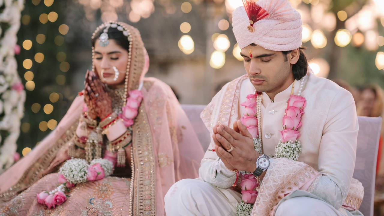 Neeraj Chopra Marriage: పెళ్లి చేసుకున్న స్టార్ అథ్లెట్ నీరజ్ చోప్రా.. వధువు ఎవరో తెలుసా? Neeraj Chopra Marriage: పెళ్లి చేసుకున్న స్టార్ అథ్లెట్ నీరజ్ చోప్రా.. వధువు ఎవరో తెలుసా?