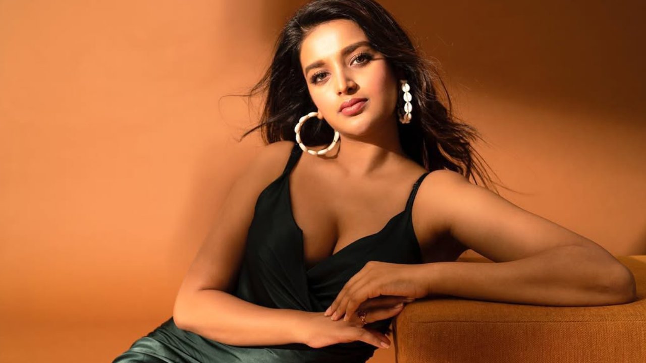 Nidhhi Agerwal : నిధి అగర్వాల్ పొద్దున్నే తినే టిఫిన్ ఏంటో తెలుసా? మన పూర్వికులు అలాగే తినేవాళ్లు.. Nidhhi Agerwal : నిధి అగర్వాల్ పొద్దున్నే తినే టిఫిన్ ఏంటో తెలుసా? మన పూర్వికులు అలాగే తినేవాళ్లు..