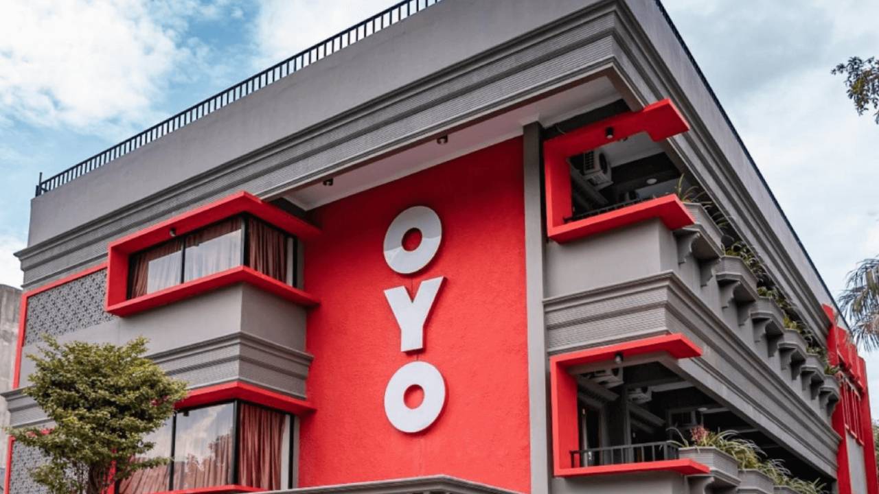 OYO: ఓయో కొత్త రూల్స్.. పెళ్లికాని జంటలకు ఇకపై నో ఎంట్రీ.. తొలుత ఏఏ నగరాల్లో అంటే.. OYO: ఓయో కొత్త రూల్స్.. పెళ్లికాని జంటలకు ఇకపై నో ఎంట్రీ.. తొలుత ఏఏ నగరాల్లో అంటే..