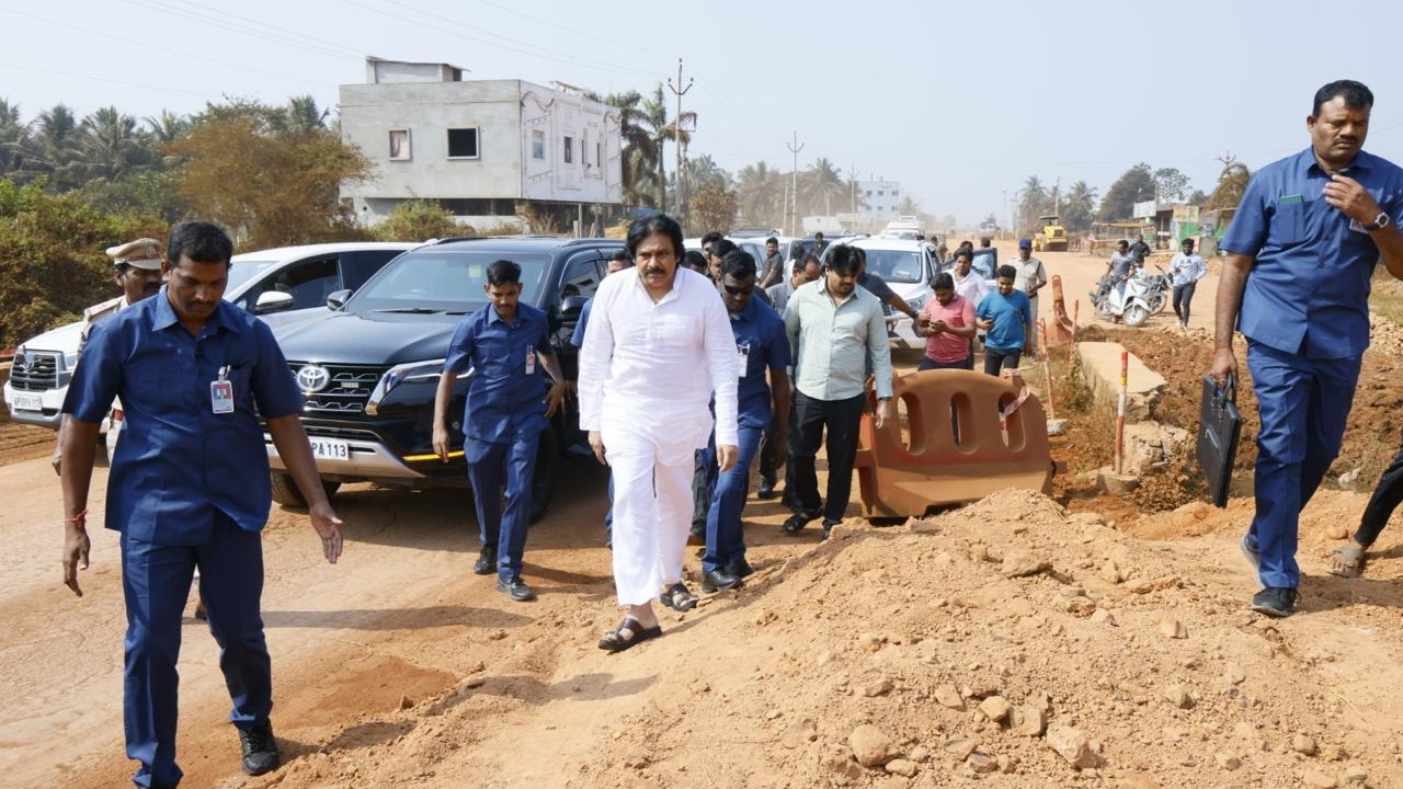 Pawan Kalyan : రోడ్డు ప్రమాదంలో అభిమానుల మృతి.. ఘటనా స్థలాన్ని పరిశీలించిన పవన్.. Pawan Kalyan : రోడ్డు ప్రమాదంలో అభిమానుల మృతి.. ఘటనా స్థలాన్ని పరిశీలించిన పవన్..