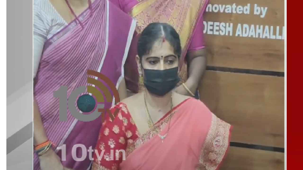 Perni Jayasudha : బియ్యం మాయం కేసులో ముగిసిన పేర్ని జయసుధ విచారణ.. పోలీసులు ఎంత సేపు విచారించారంటే.. Perni Jayasudha : బియ్యం మాయం కేసులో ముగిసిన పేర్ని జయసుధ విచారణ.. పోలీసులు ఎంత సేపు విచారించారంటే..