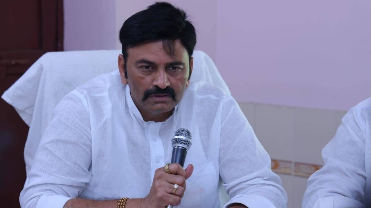 Raghu Rama KrishnaRaju: రఘురామ కస్టోడియల్ టార్చర్ కేసు.. అజ్ఞాతంలోకి డాక్టర్ పద్మావతి..! Raghu Rama KrishnaRaju: రఘురామ కస్టోడియల్ టార్చర్ కేసు.. అజ్ఞాతంలోకి డాక్టర్ పద్మావతి..!