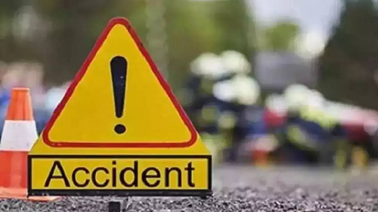Road Accident: ఏపీలో ఘోర రోడ్డు ప్రమాదం.. టిప్పర్ ను ఢీకొట్టి బోల్తా పడిన ప్రైవేట్ ట్రావెల్స్ బస్సు Road Accident: ఏపీలో ఘోర రోడ్డు ప్రమాదం.. టిప్పర్ ను ఢీకొట్టి బోల్తా పడిన ప్రైవేట్ ట్రావెల్స్ బస్సు