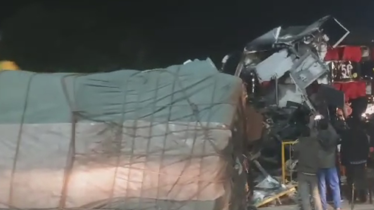 Road Accident: మహబూబ్ నగర్ జిల్లాలో ఘోర రోడ్డు ప్రమాదం.. లారీని ఢీకొట్టిన బస్సు Road Accident: మహబూబ్ నగర్ జిల్లాలో ఘోర రోడ్డు ప్రమాదం.. లారీని ఢీకొట్టిన బస్సు