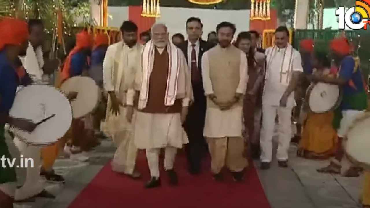 PM Modi : కేంద్రమంత్రి కిషన్ రెడ్డి ఇంటికి ప్రధాని మోదీ, చిరంజీవి.. ఘనంగా సంక్రాంతి వేడుకలు PM Modi : కేంద్రమంత్రి కిషన్ రెడ్డి ఇంటికి ప్రధాని మోదీ, చిరంజీవి.. ఘనంగా సంక్రాంతి వేడుకలు