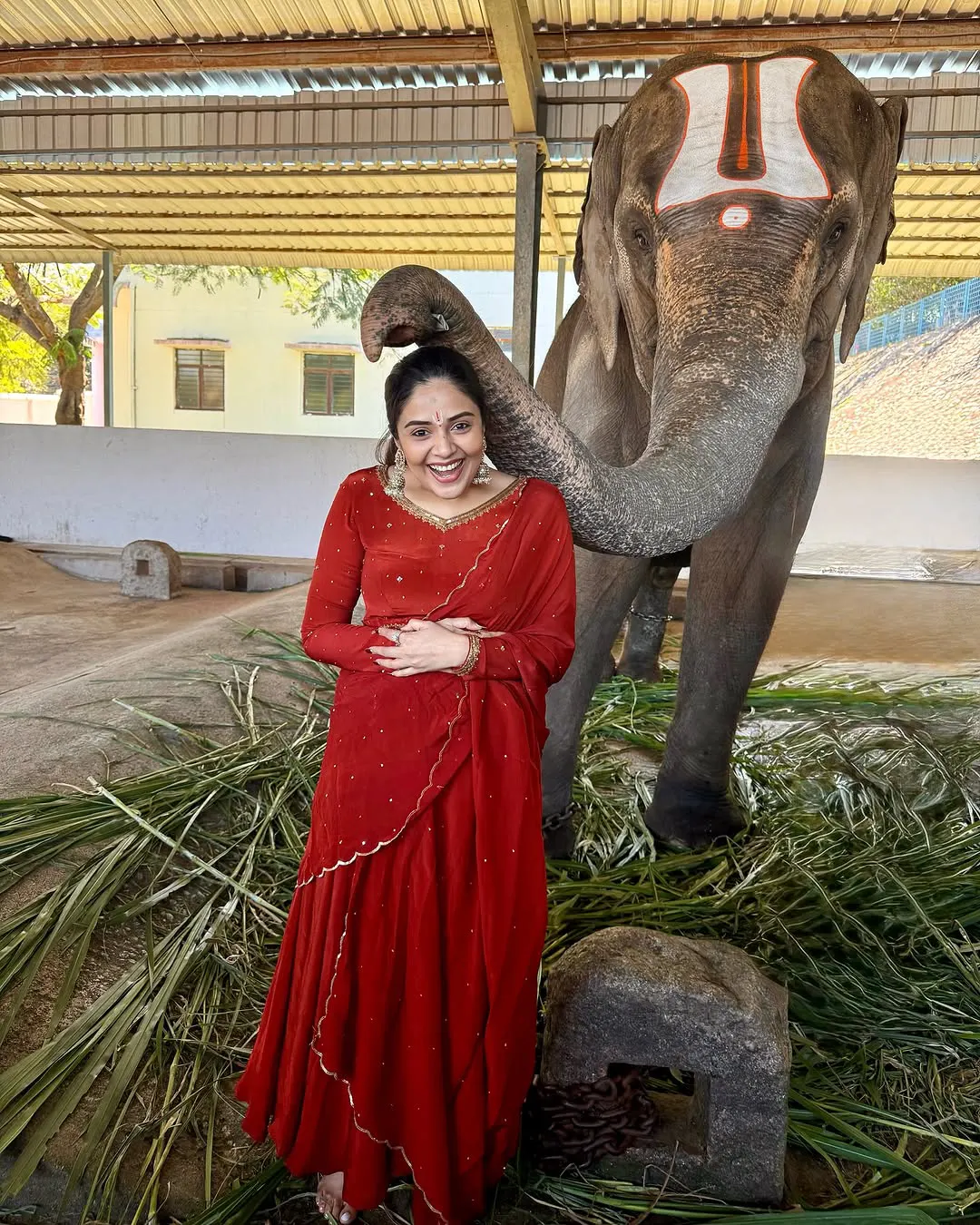 Anchor Sreemukhi Visits Tirumala Venkateswara Swamy Temple