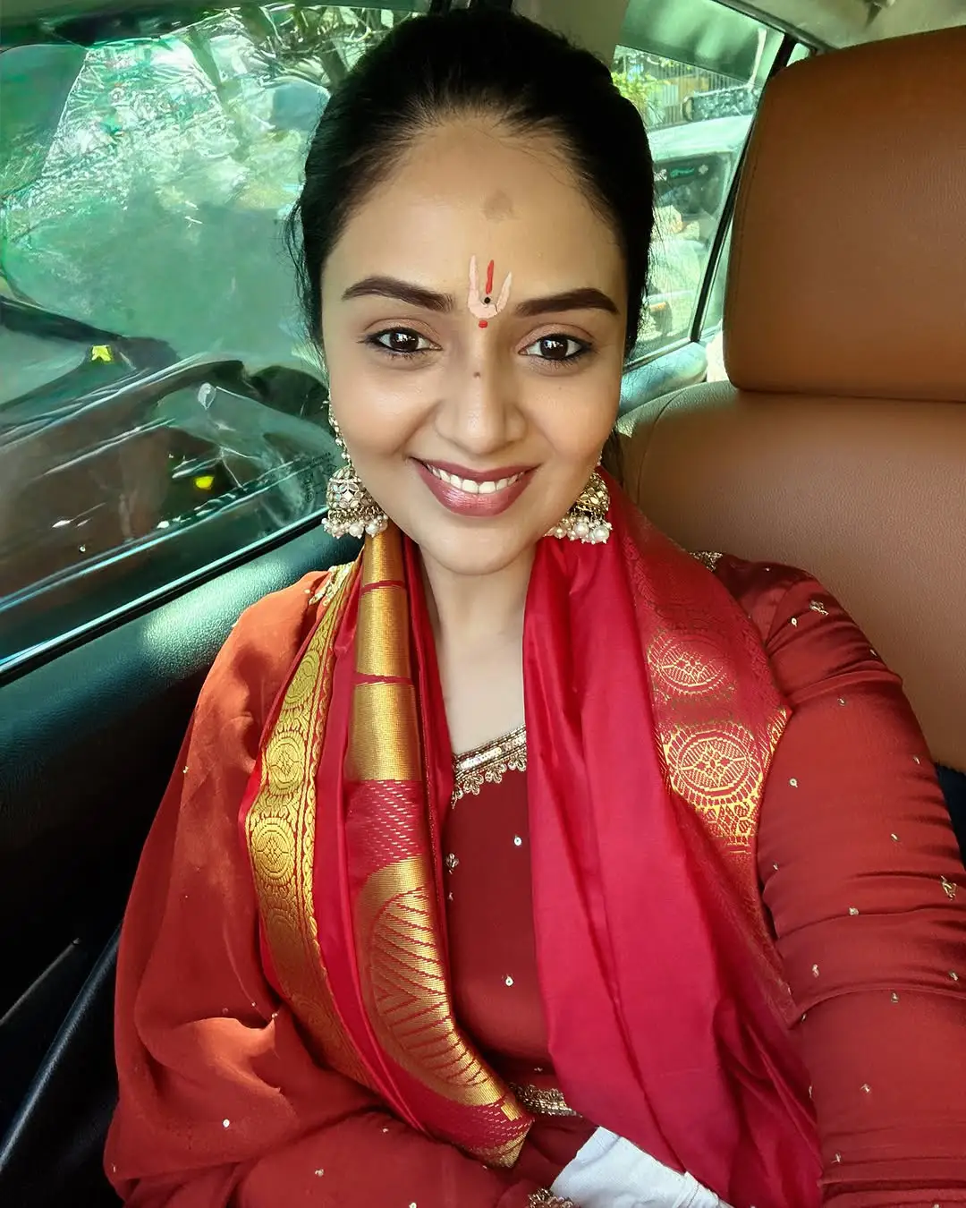 Anchor Sreemukhi Visits Tirumala Venkateswara Swamy Temple