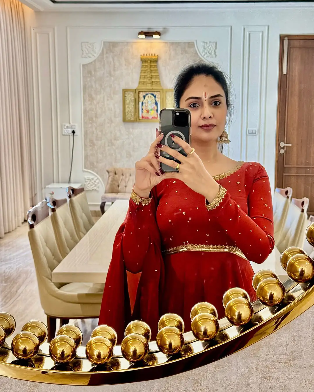 Anchor Sreemukhi Visits Tirumala Venkateswara Swamy Temple