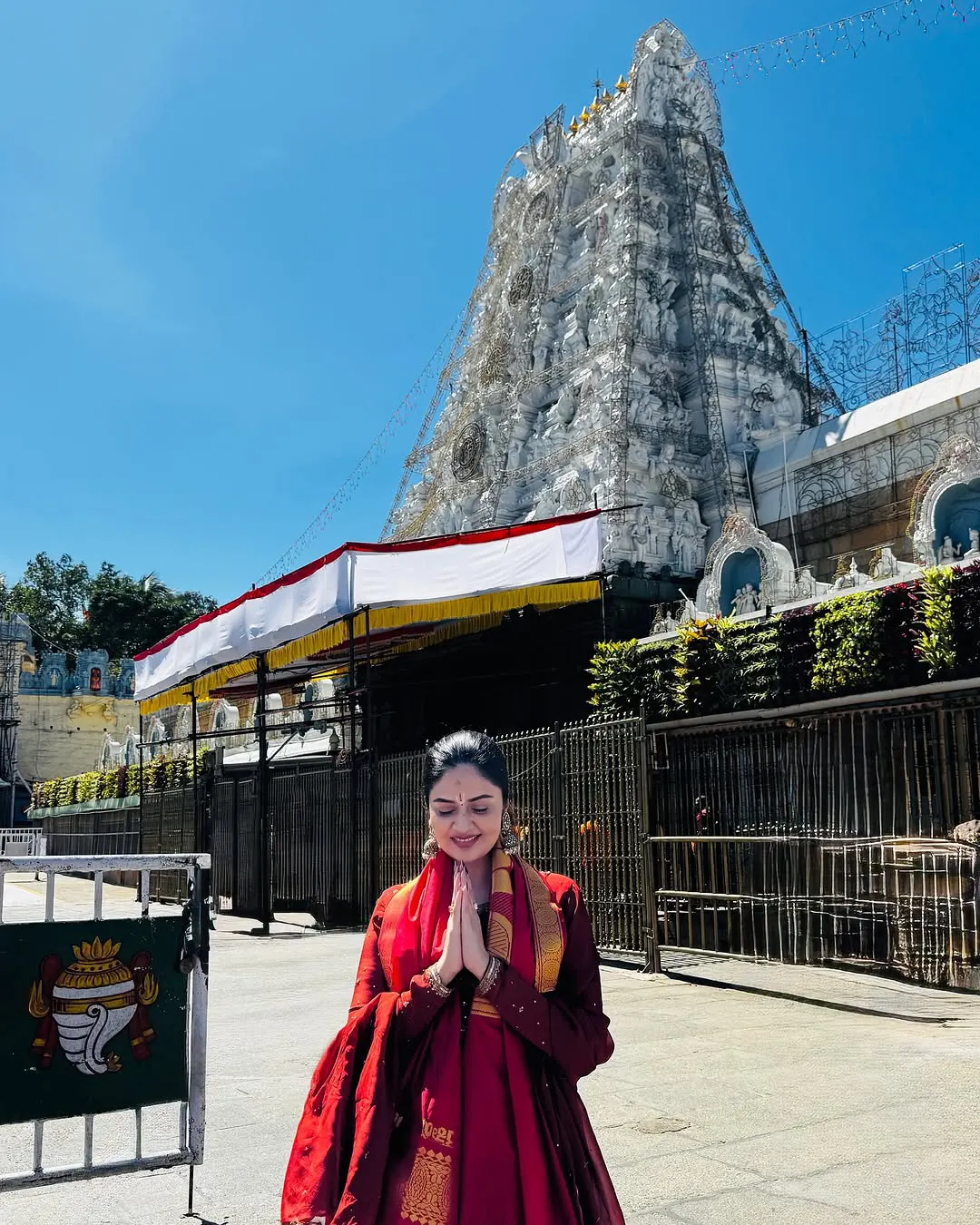 Anchor Sreemukhi Visits Tirumala Venkateswara Swamy Temple