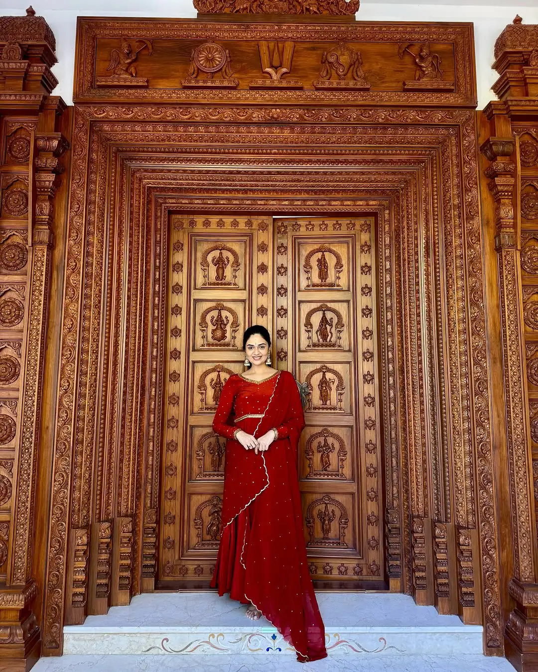 Anchor Sreemukhi Visits Tirumala Venkateswara Swamy Temple