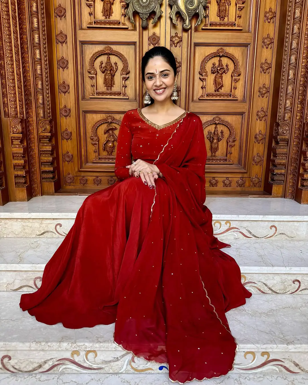 Anchor Sreemukhi Visits Tirumala Venkateswara Swamy Temple