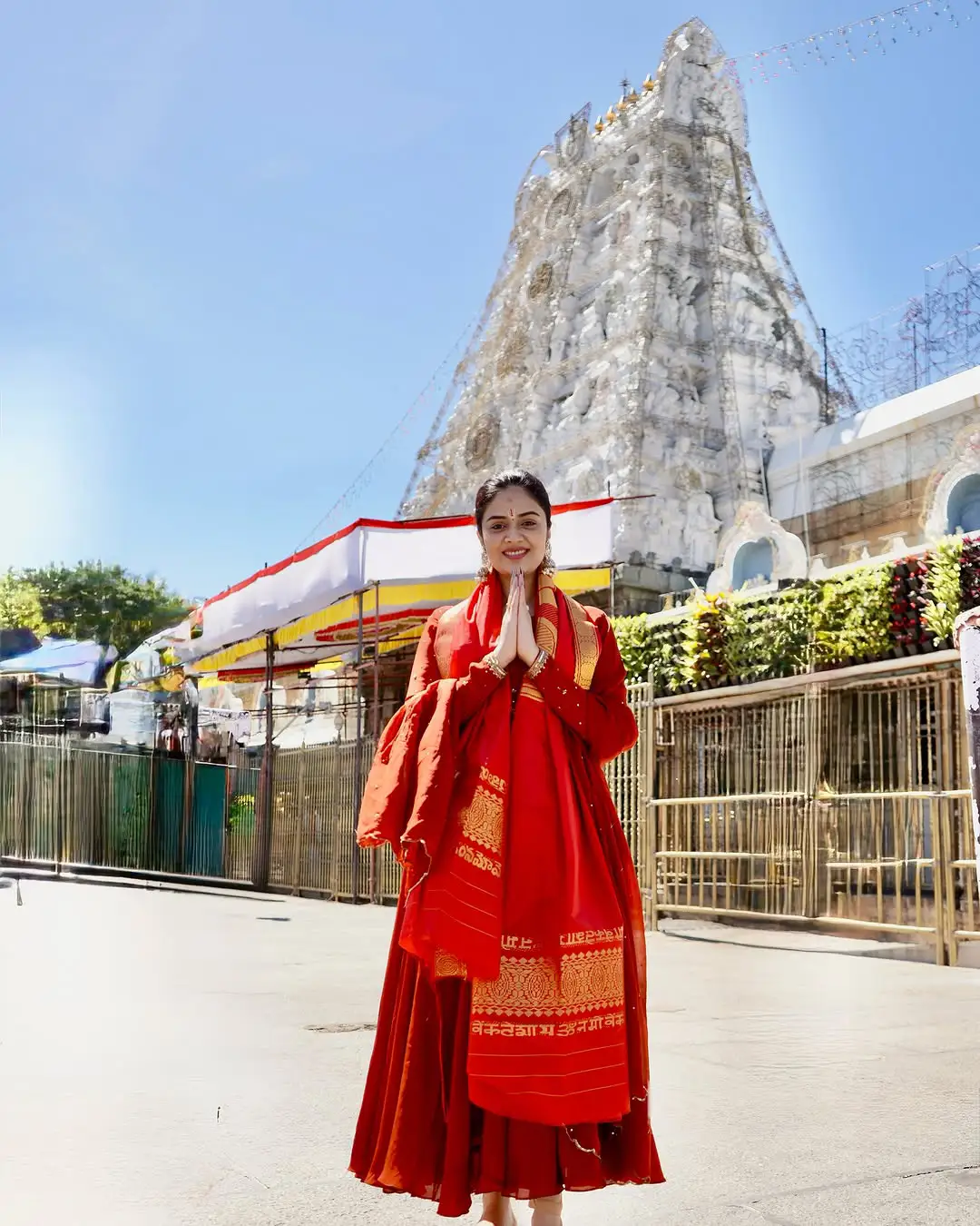 Anchor Sreemukhi Visits Tirumala Venkateswara Swamy Temple