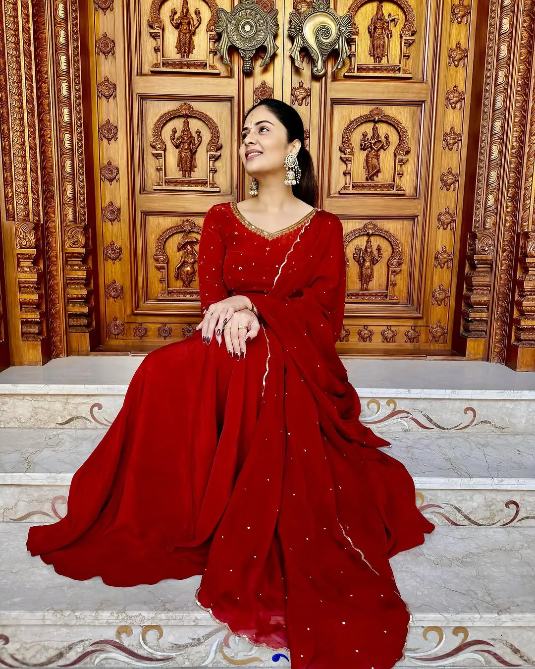 Anchor Sreemukhi Visits Tirumala Venkateswara Swamy Temple