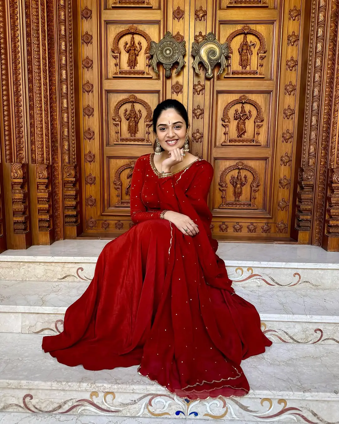 Anchor Sreemukhi Visits Tirumala Venkateswara Swamy Temple