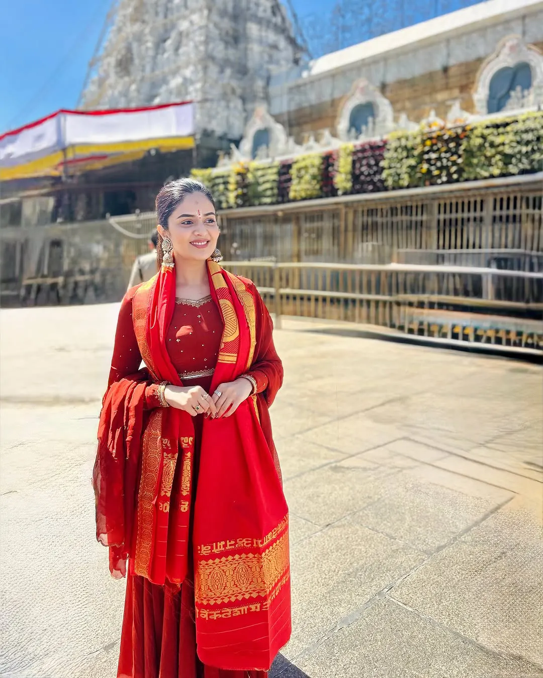 Anchor Sreemukhi Visits Tirumala Venkateswara Swamy Temple