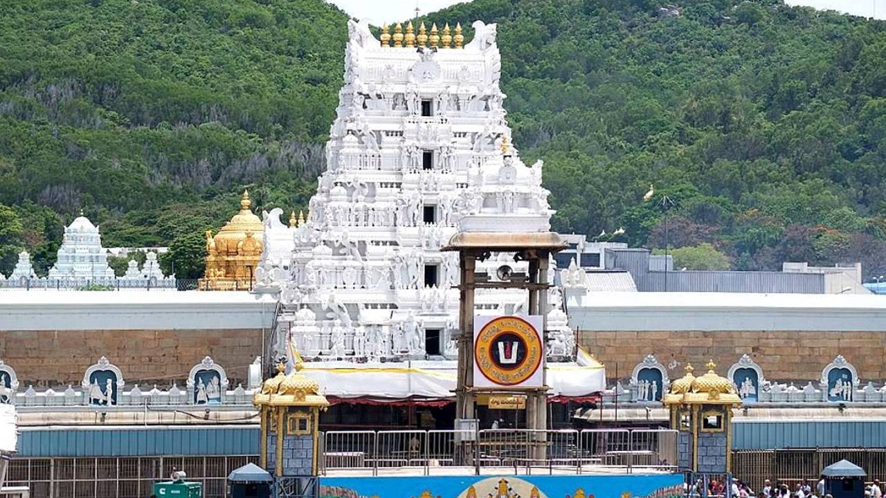 TTD: టీటీడీ అధికారులతో సమీక్షంటూ కేంద్ర ప్రభుత్వ అధికారి హల్చల్.. అసలేం జరిగిదంటే..? TTD: టీటీడీ అధికారులతో సమీక్షంటూ కేంద్ర ప్రభుత్వ అధికారి హల్చల్.. అసలేం జరిగిదంటే..?