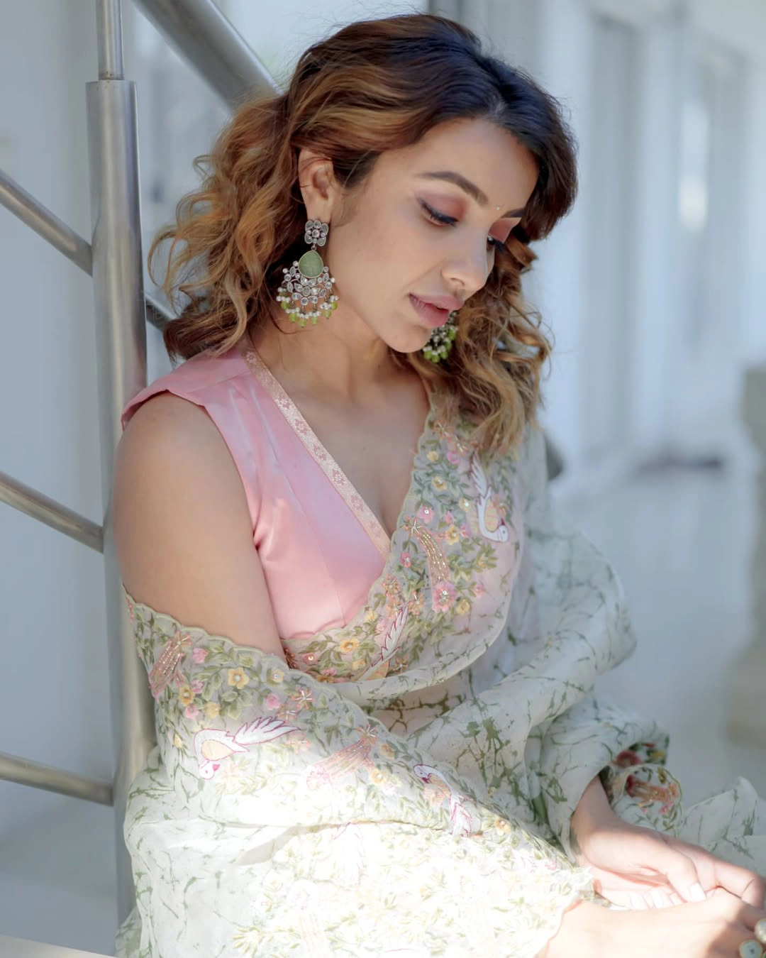 Tejaswi Madivada Shares photos in Saree