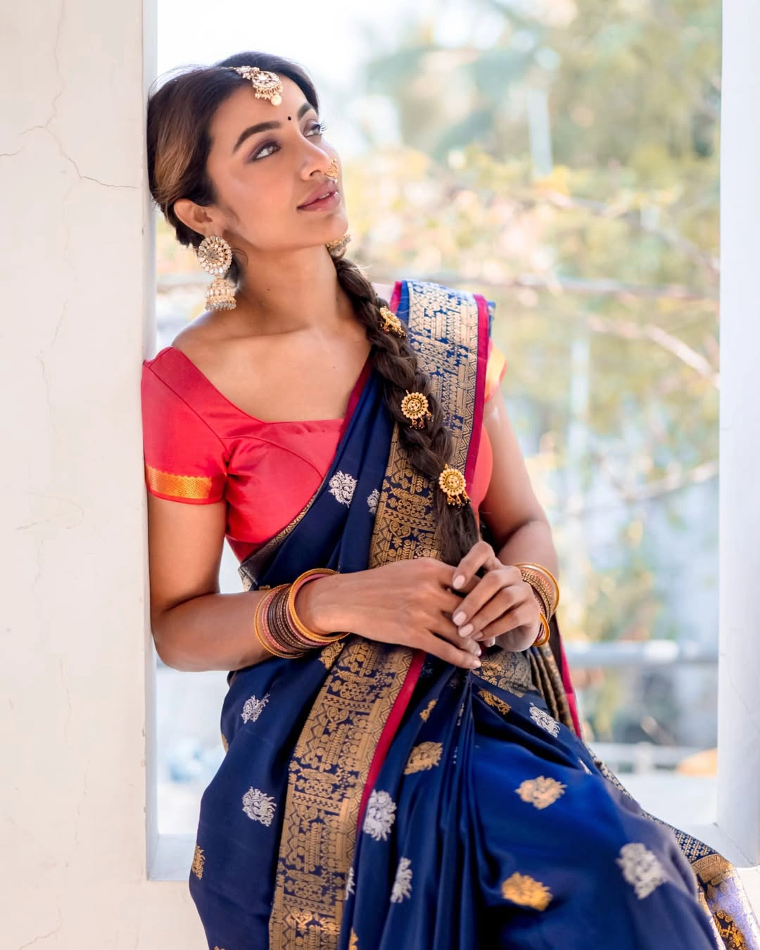 Tejaswi Madivada Shares photos in Saree