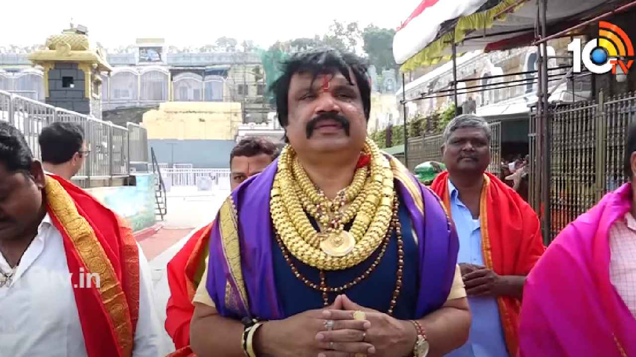 Gold Man Vijay Kumar : వామ్మో.. ఆయన ఒంటిపై 5 కిలోల బంగారం.. తిరుమలలో సందడి చేసిన తెలంగాణ గోల్డ్ మ్యాన్.. Gold Man Vijay Kumar : వామ్మో.. ఆయన ఒంటిపై 5 కిలోల బంగారం.. తిరుమలలో సందడి చేసిన తెలంగాణ గోల్డ్ మ్యాన్..