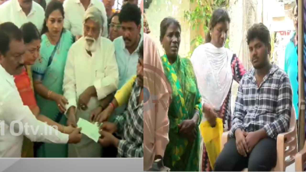 Tirupati Stampede Incident : తిరుపతి తొక్కిసలాట బాధితులకు చెక్కులు పంపిణీ.. వారికి ఇచ్చే పరిహారం ఎంతంటే.. Tirupati Stampede Incident : తిరుపతి తొక్కిసలాట బాధితులకు చెక్కులు పంపిణీ.. వారికి ఇచ్చే పరిహారం ఎంతంటే..