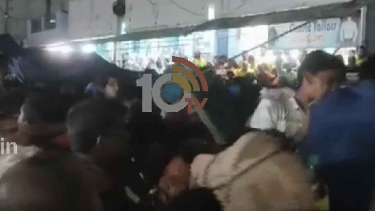 Tirupati Tragedy : తిరుపతిలో తొక్కిసలాట.. ఆరుకు చేరిన మృతుల సంఖ్య Tirupati Tragedy : తిరుపతిలో తొక్కిసలాట.. ఆరుకు చేరిన మృతుల సంఖ్య