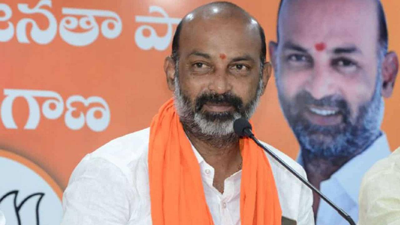 Bandi Sanjay: అందుకే ఢిల్లీలో ఆమ్ ఆద్మీ పార్టీ ఓడింది.. మేము గెలిచాం.. ఇక తెలంగాణలోనూ..: బండి సంజయ్ Bandi Sanjay: అందుకే ఢిల్లీలో ఆమ్ ఆద్మీ పార్టీ ఓడింది.. మేము గెలిచాం.. ఇక తెలంగాణలోనూ..: బండి సంజయ్