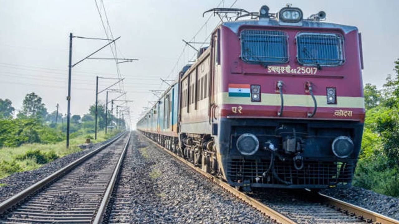 Special Trains: ముగిసిన సంక్రాంతి సందడి.. ప్రయాణికుల కోసం విశాఖ – చర్లపల్లికి ప్రత్యేక రైళ్లు Special Trains: ముగిసిన సంక్రాంతి సందడి.. ప్రయాణికుల కోసం విశాఖ – చర్లపల్లికి ప్రత్యేక రైళ్లు
