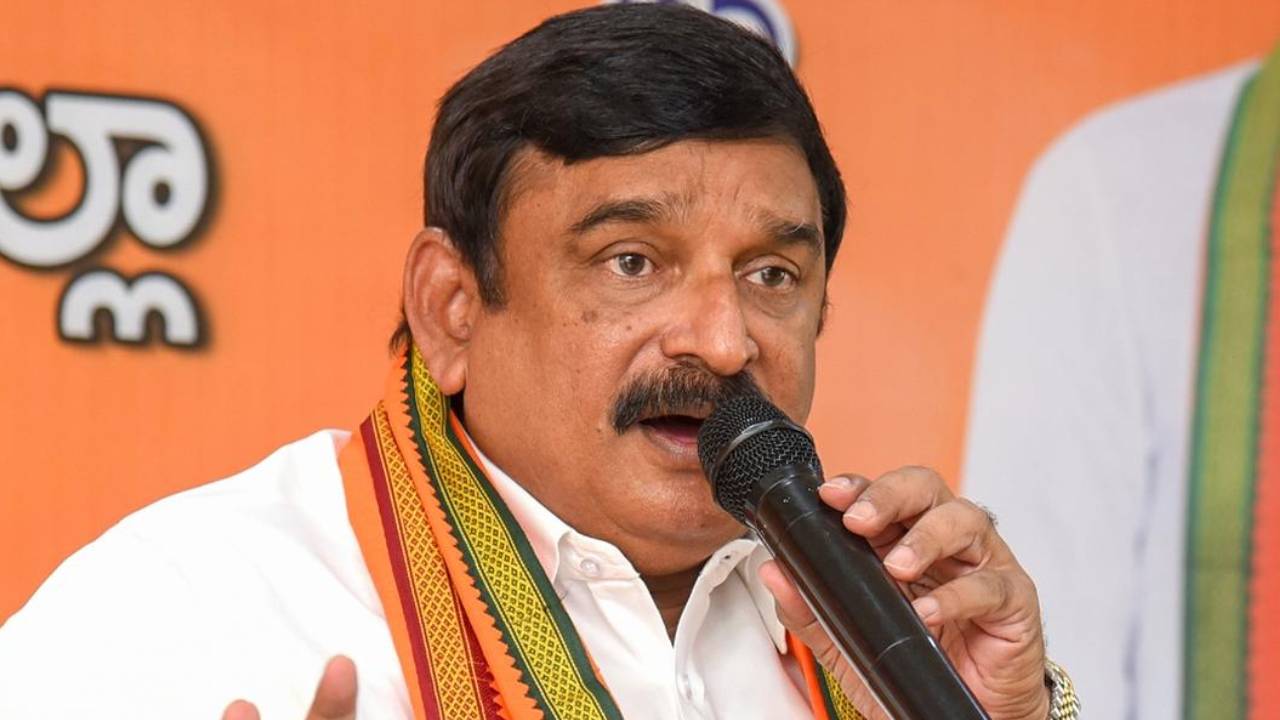 Vishnu Kumar Raju: స్టీల్ ప్లాంట్ కార్మికులపై బీజేపీ ఎమ్మెల్యే ఫైర్.. రాజీనామా చేసిపోండి అంటూ.. Vishnu Kumar Raju: స్టీల్ ప్లాంట్ కార్మికులపై బీజేపీ ఎమ్మెల్యే ఫైర్.. రాజీనామా చేసిపోండి అంటూ..