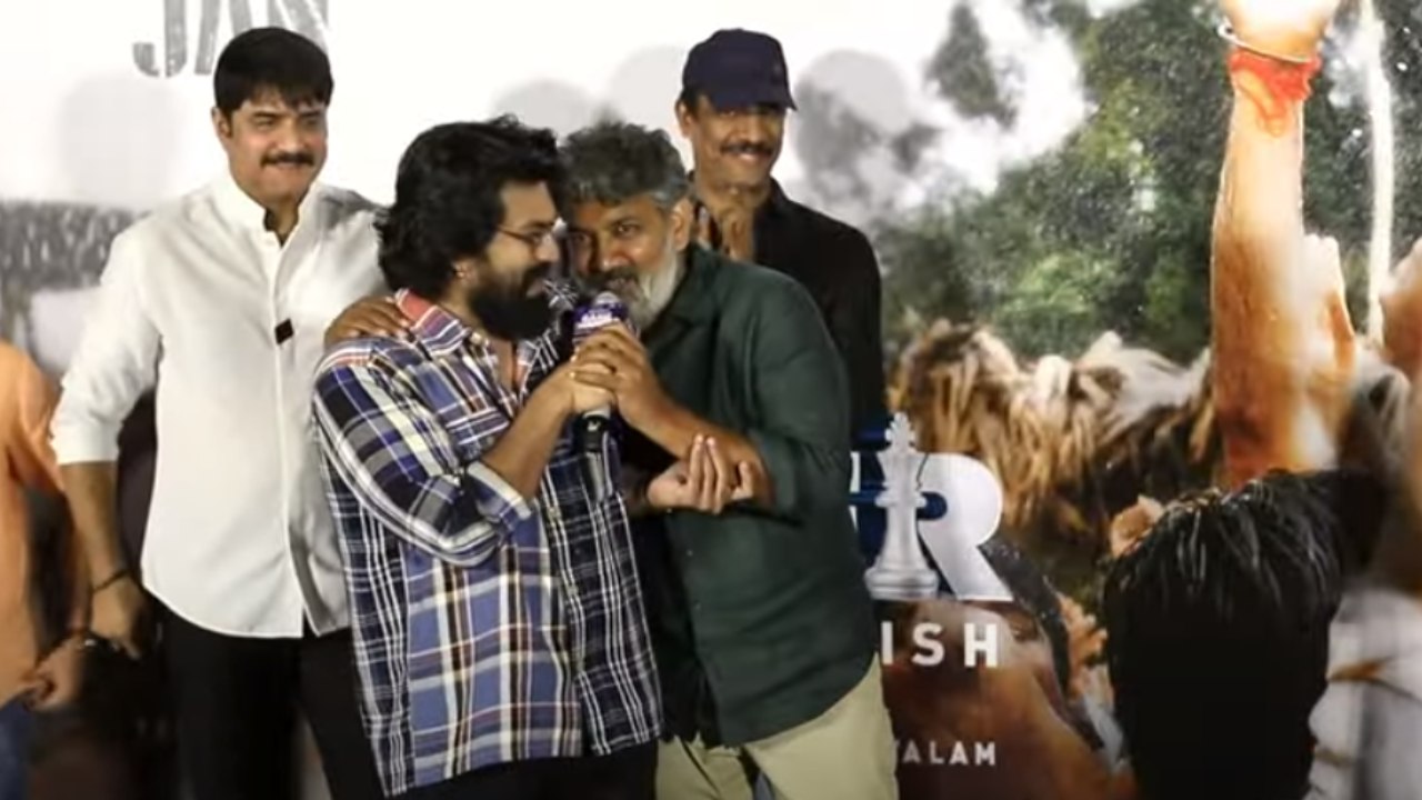 Ram Charan – SSMB 29 : గేమ్ ఛేంజర్ ట్రైలర్ ఈవెంట్లో రాజమౌళి – మహేష్ సినిమా గురించి మాట్లాడిన రామ్ చరణ్.. Ram Charan – SSMB 29 : గేమ్ ఛేంజర్ ట్రైలర్ ఈవెంట్లో రాజమౌళి – మహేష్ సినిమా గురించి మాట్లాడిన రామ్ చరణ్..
