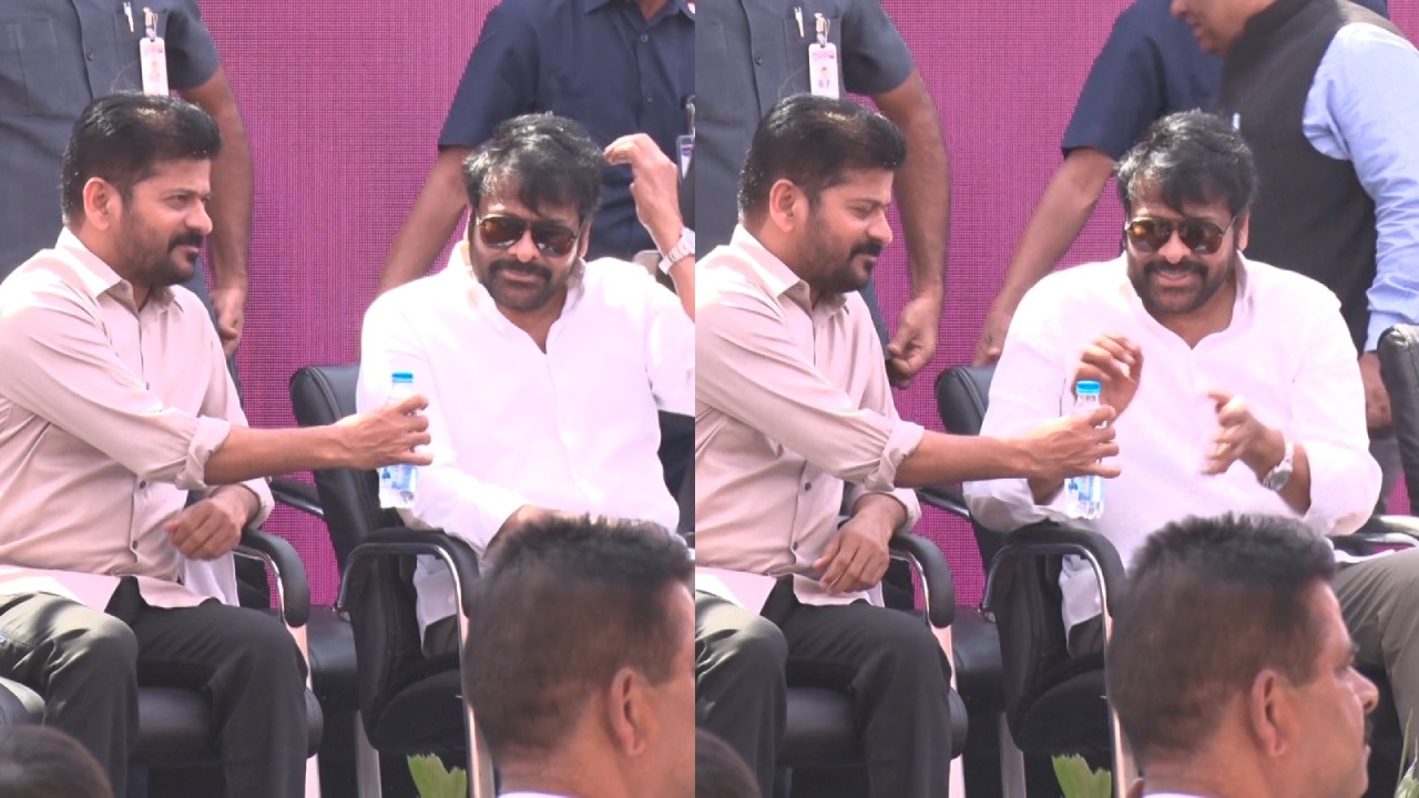 Chiranjeevi – CM Revanth Reddy : స్టేజిపై మెగాస్టార్ కి బాటిల్ క్యాప్ తీసి నీళ్లు ఇచ్చిన సీఎం రేవంత్ రెడ్డి.. వీడియో వైరల్.. Chiranjeevi – CM Revanth Reddy : స్టేజిపై మెగాస్టార్ కి బాటిల్ క్యాప్ తీసి నీళ్లు ఇచ్చిన సీఎం రేవంత్ రెడ్డి.. వీడియో వైరల్..