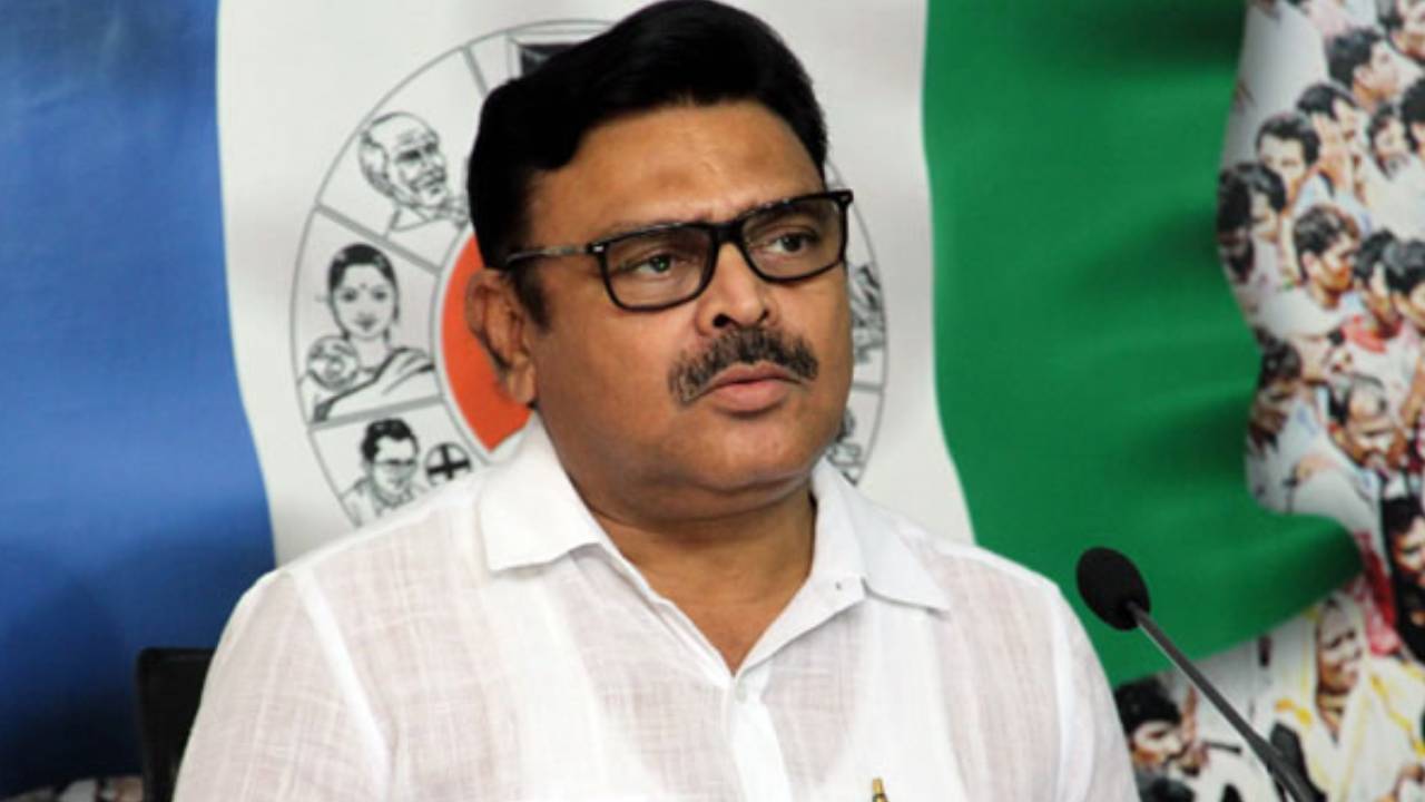Ambati Rambabu: వైసీపీ నేత అంబటి రాంబాబుకు బిగ్ షాక్.. అంబటి, అతని సోదరుడిపై కేసు నమోదు.. ఎందుకంటే? Ambati Rambabu: వైసీపీ నేత అంబటి రాంబాబుకు బిగ్ షాక్.. అంబటి, అతని సోదరుడిపై కేసు నమోదు.. ఎందుకంటే?
