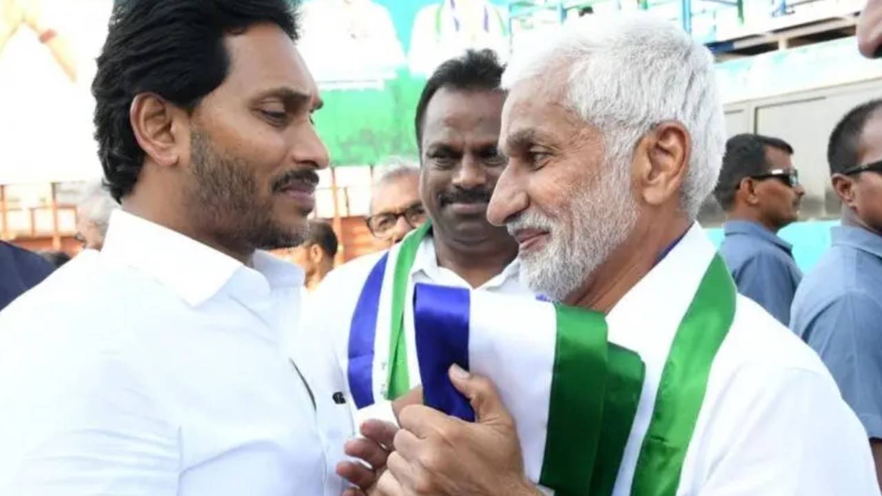 విజయసాయిరెడ్డి రాజీనామాపై వైసీపీ నేతల షాకింగ్ రియాక్షన్స్.. విజయసాయిరెడ్డి రాజీనామాపై వైసీపీ నేతల షాకింగ్ రియాక్షన్స్..
