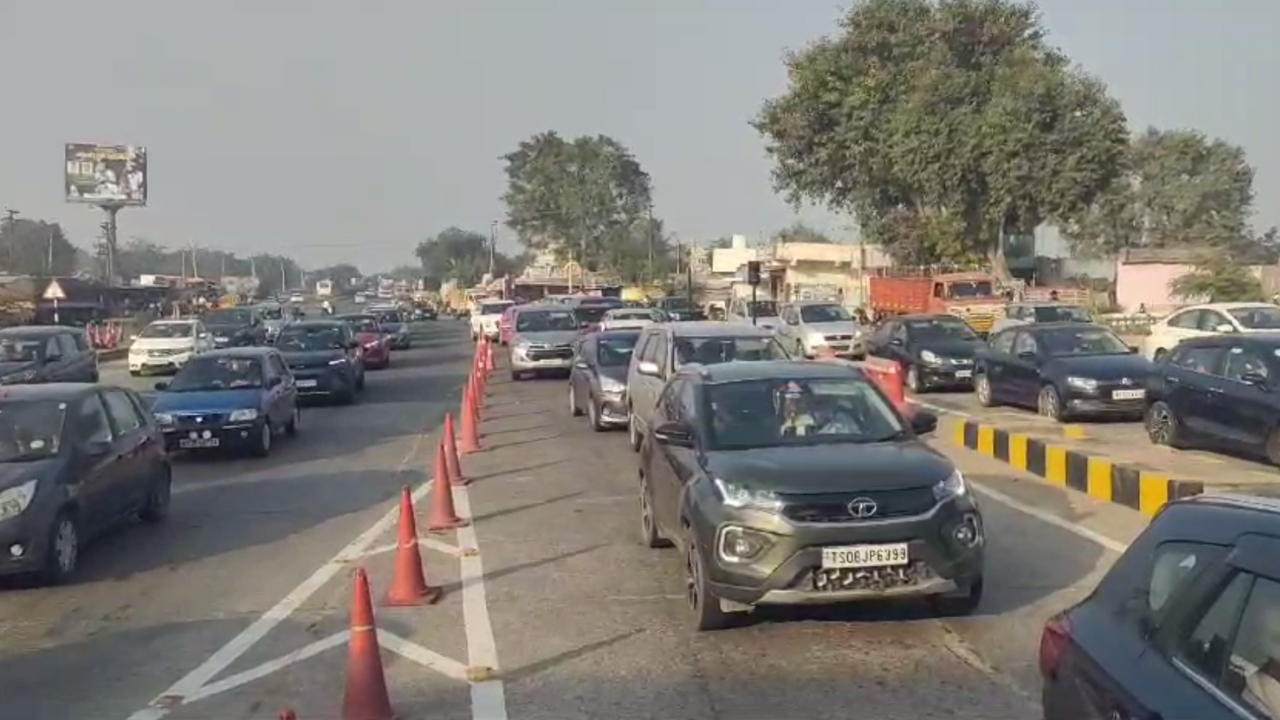 Sankranthi 2025: టోల్ ప్లాజా వద్ద వాహనాల క్యూ.. వీడియోలు చూసారా..?