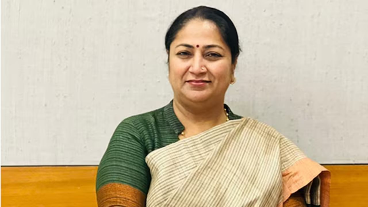 Rekha Gupta: ఢిల్లీ సీఎంగా రేఖా గుప్తా.. ఎవరు ఆమె? అంతటి స్థాయికి ఎలా వచ్చారంటే? Rekha Gupta: ఢిల్లీ సీఎంగా రేఖా గుప్తా.. ఎవరు ఆమె? అంతటి స్థాయికి ఎలా వచ్చారంటే?