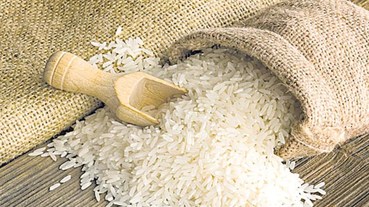 Ration rice: వామ్మో.. ఈ కేటుగాళ్లు మామూలోళ్లు కాదు.. రేషన్ బియ్యాన్ని ఏం చేస్తున్నారో తెలుసా? Ration rice: వామ్మో.. ఈ కేటుగాళ్లు మామూలోళ్లు కాదు.. రేషన్ బియ్యాన్ని ఏం చేస్తున్నారో తెలుసా?
