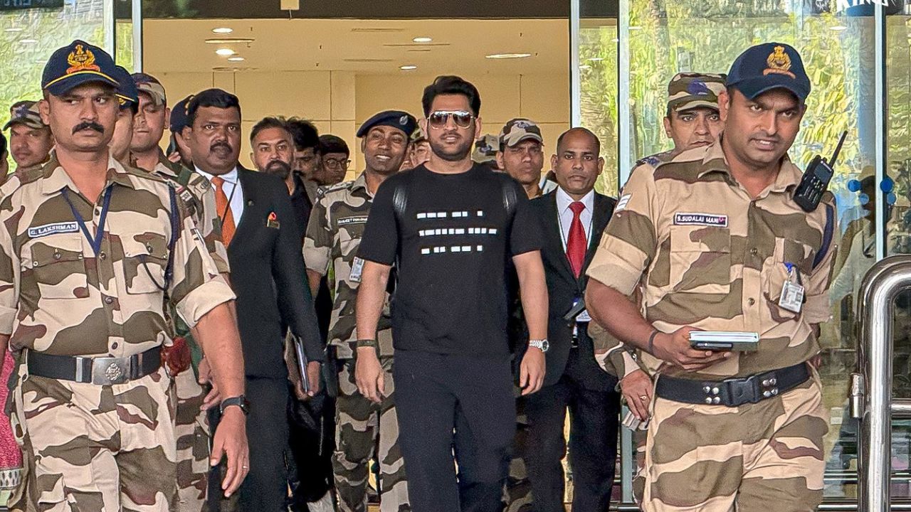 MS Dhoni: ఐపీఎల్ ముందు షాక్.. అధికారికంగా రిటైర్మెంట్ ప్రకటించనున్న ఎమ్మెస్ ధోనీ? అతడి షర్ట్పై ఉన్న కోడ్కి అర్థం ఇదే.. MS Dhoni: ఐపీఎల్ ముందు షాక్.. అధికారికంగా రిటైర్మెంట్ ప్రకటించనున్న ఎమ్మెస్ ధోనీ? అతడి షర్ట్పై ఉన్న కోడ్కి అర్థం ఇదే..