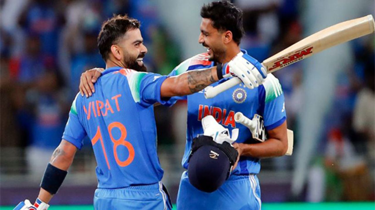 IND vs PAK: విరాట్ కోహ్లీ సెంచరీ చేయడానికి ఇలా సాయం చేశాను: అక్షర్ పటేల్ IND vs PAK: విరాట్ కోహ్లీ సెంచరీ చేయడానికి ఇలా సాయం చేశాను: అక్షర్ పటేల్