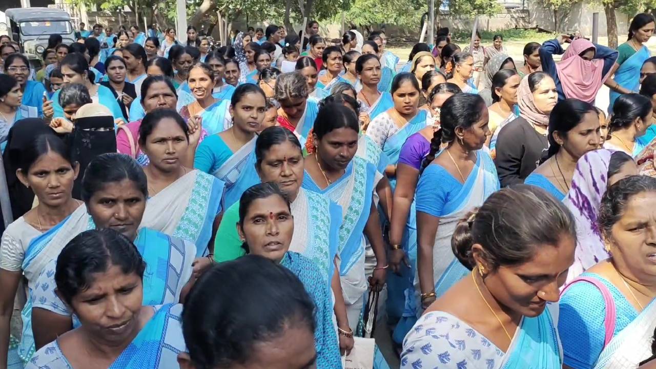 Anganwadis: అంగన్వాడీలకు గుడ్న్యూస్.. లక్ష మందికి ప్రయోజనం.. కోడ్ ముగిసిన తరువాత జీవో జారీ.. Anganwadis: అంగన్వాడీలకు గుడ్న్యూస్.. లక్ష మందికి ప్రయోజనం.. కోడ్ ముగిసిన తరువాత జీవో జారీ..